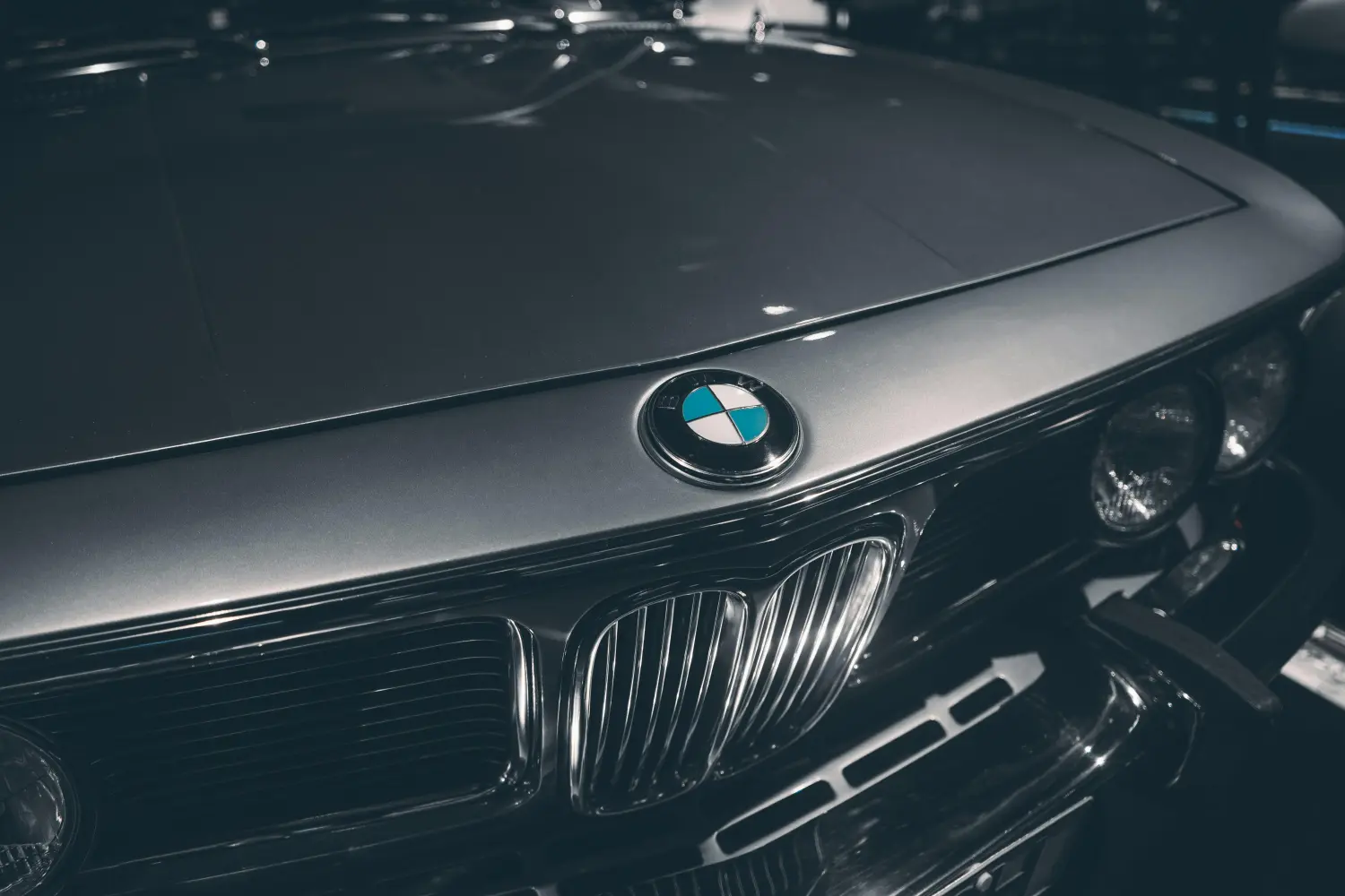 Die Frontpartie eines BMW 3